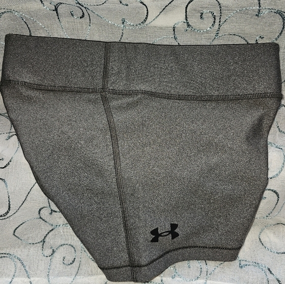 🛒💰Under Armor Women's HeatGear® Mid-Rise Shorty - Picture 4 of 6